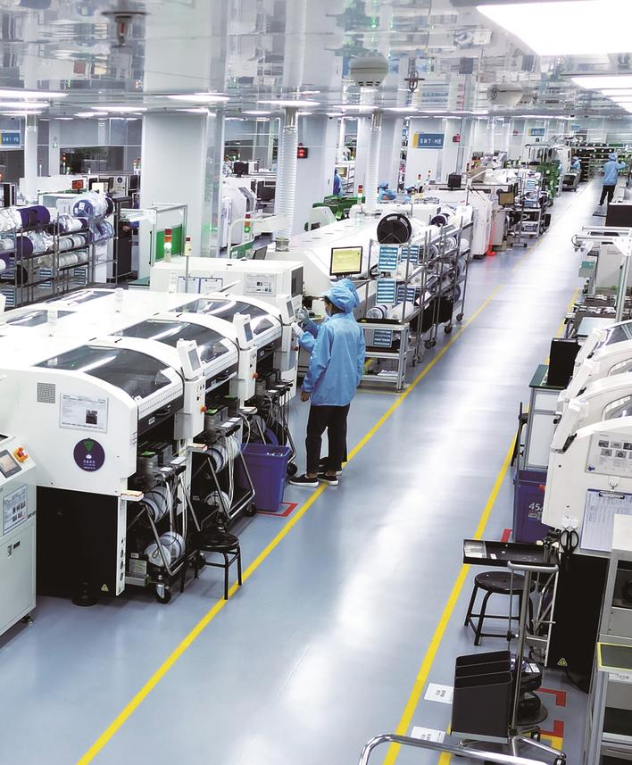 生產線忙碌運轉 電子產品制造的生動圖景